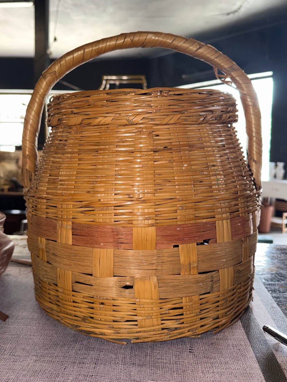Vintage Handwoven Natural Brown Wicker Basket with Handle or picnics basket - Picture 2 of 9